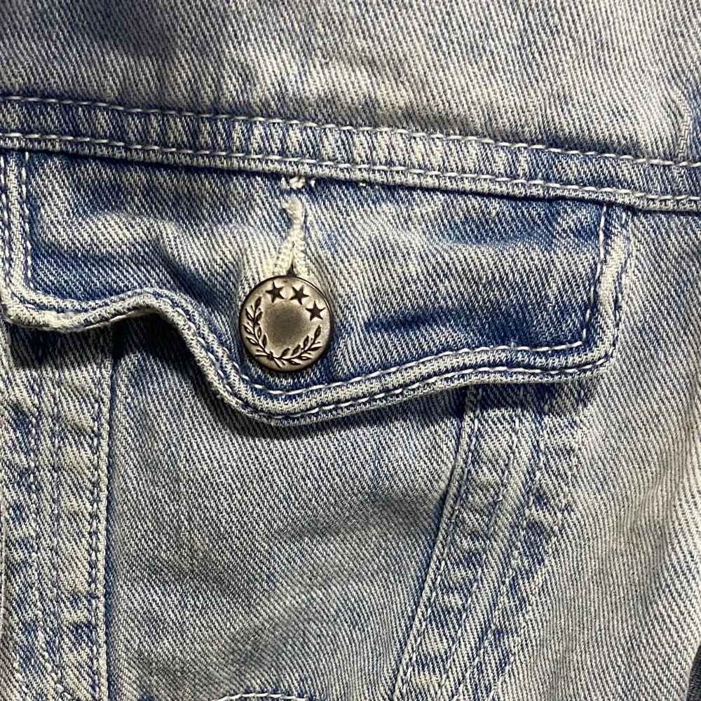 Free People Light Wash Cropped Denim Jacket Small - Picture 7 of 13